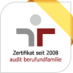 Logo „Zertifikat seit 2008 audit berufundfamilie“ mit einer stilisierten Person in Grau und Rot.