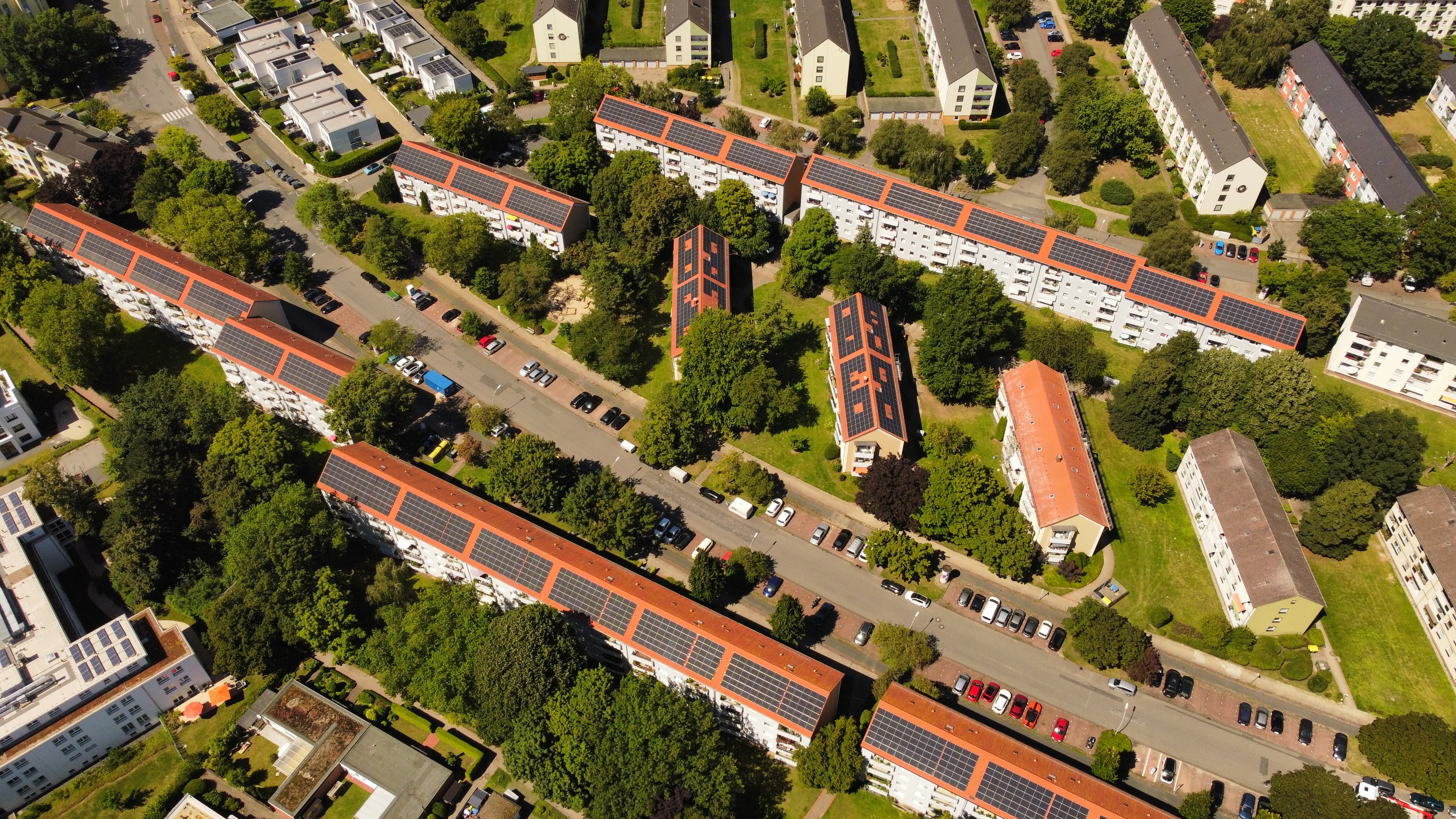 Luftaufnahme von Wohngebäuden mit Photovolatikanlagen