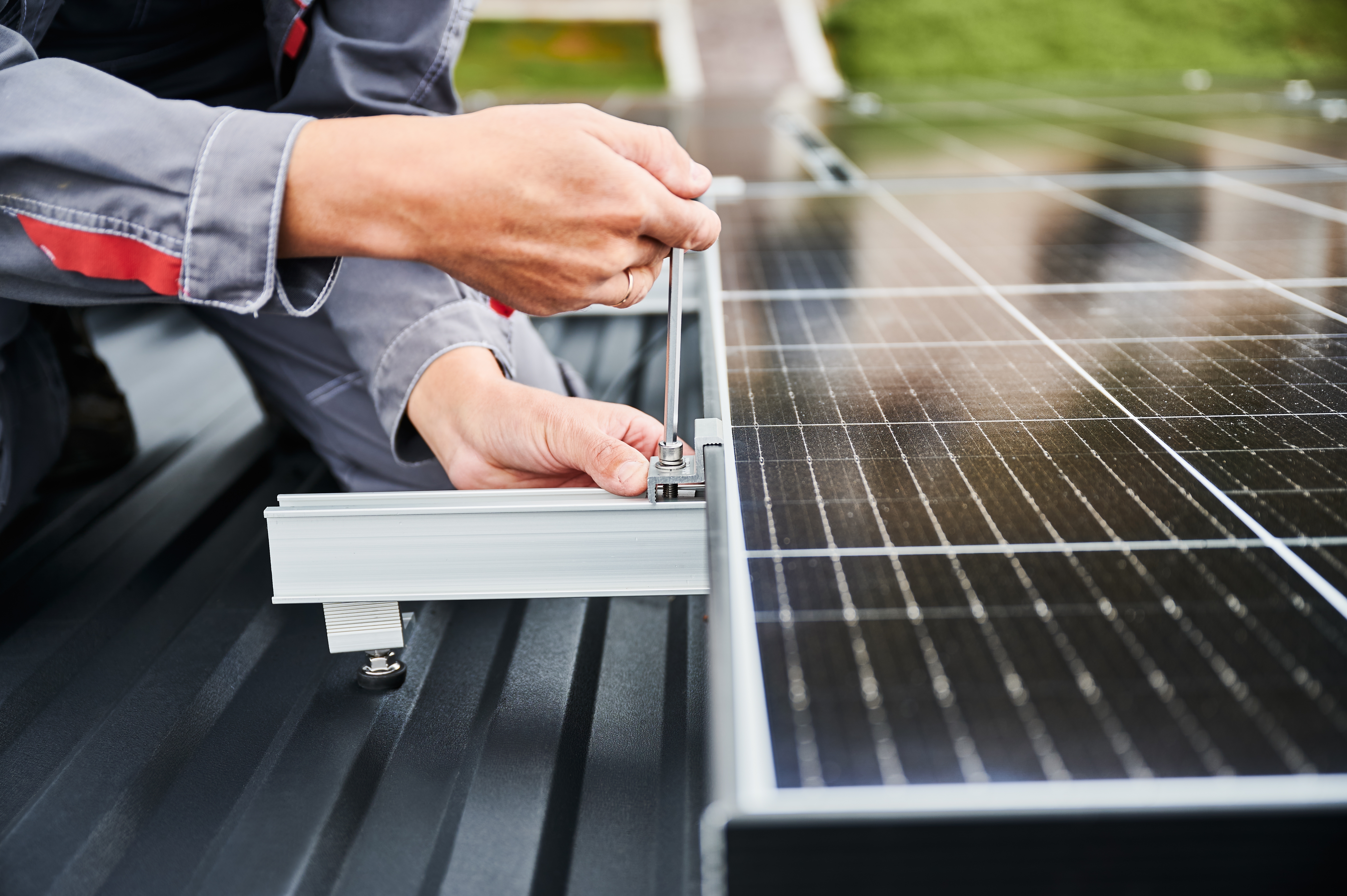 Detailansicht von Händen, die ein Photovoltaikpanel installieren
