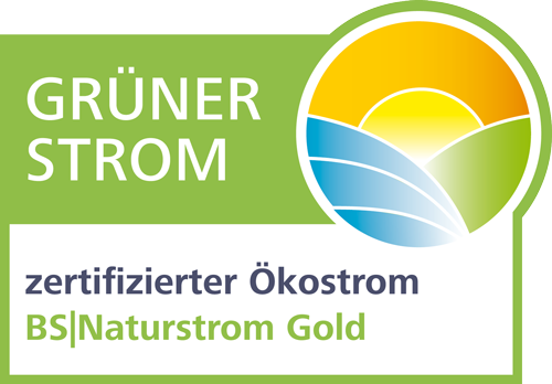 Grünes "Grüner Strom"-Siegel mit Sonne und Feldern. Steht für "zertifizierter Ökostrom, BS|Naturstrom Gold".